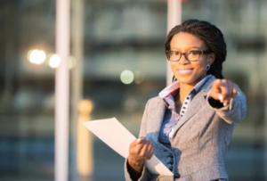 photo d'une femme pleine d'assurance qui pointe du doigt le visiteur du site web Ose-ton-ideal-coaching.fr Cette femme représente la réussite de sa reconversion professionnelle.