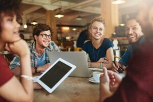 groupe de personnes assises, qui se sourient et ont confiance en soi.