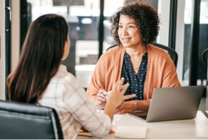 parler de soi entretien de recrutement - deux dames discutent