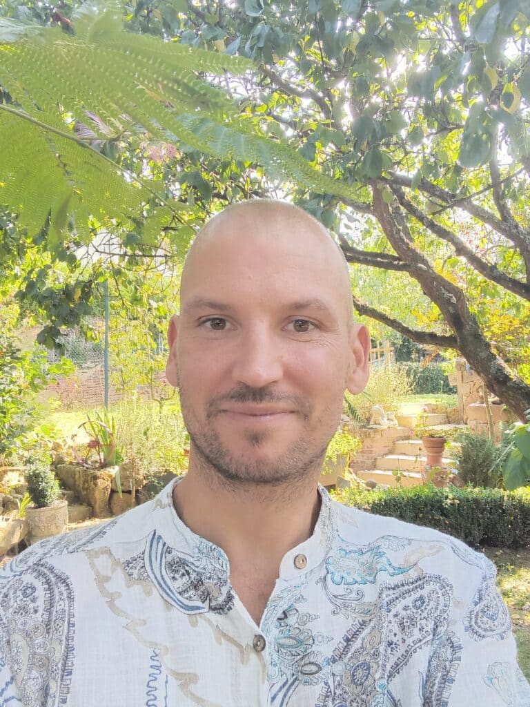 ose ton idéal coaching vision - homme chauve en chemise qui sourit